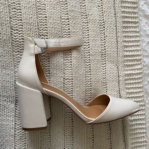 Brand new Off White Heels from LuLu’s. Size 6.5